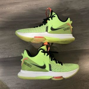 Lebron Witness Vol 5 Men Sz 9 basketball shoes Used (Lime)